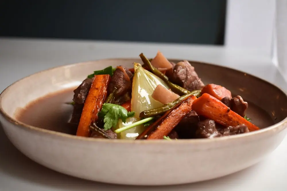Stoofpot met rundvlees en wortelgroenten