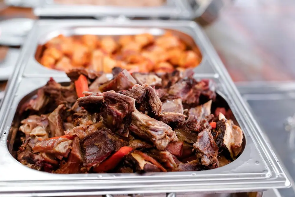 Rundvleesgerecht in een buffetbak